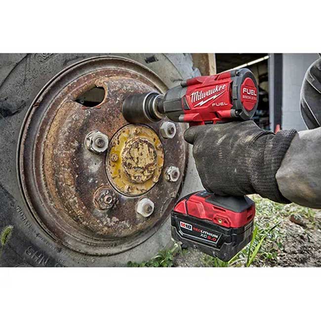 Milwaukee M18 FUEL 1/2 MidTorque Impact Wrench with Pin Detent Kit